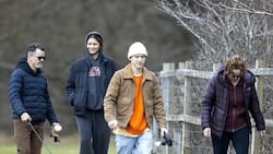 Zendaya se gana la confianza de sus suegros mientras pasean a sus mascotas con Tom Holland