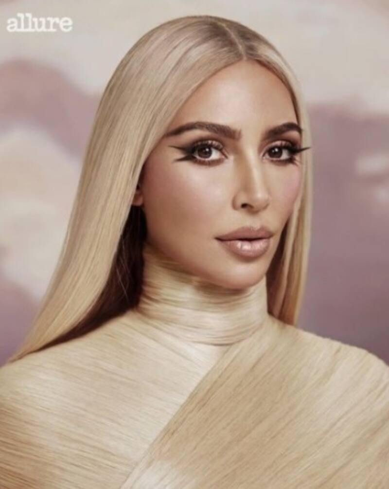 Kim Kardashian aparece en portada de revista con su cabello rubio como principal foco de atención - Créditos: Instagram Allure Magazine