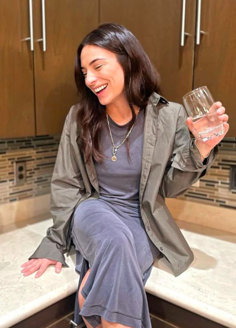 Ana Brenda Contreras La actriz asegura es importante hidratar la piel antes de colocar cualquier producto encima - Créditos: Instagram de Ana Brenda Contreras