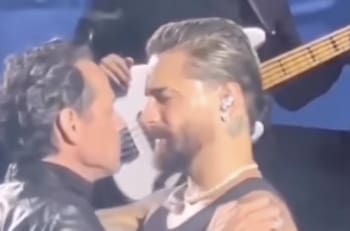 Marc Anthony no se contiene, besa y se arrodilla ante famoso cantante y las redes se le van encima