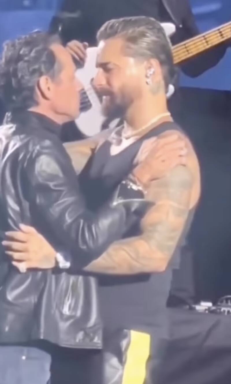 Marc Anthony besa en el escenario a Maluma y termina arrodillado ante él - Créditos: Instagram