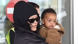 Rihanna cubriendo su embarazo y junto a su bebé y esposo arriban a Milán para la Semana de la Moda