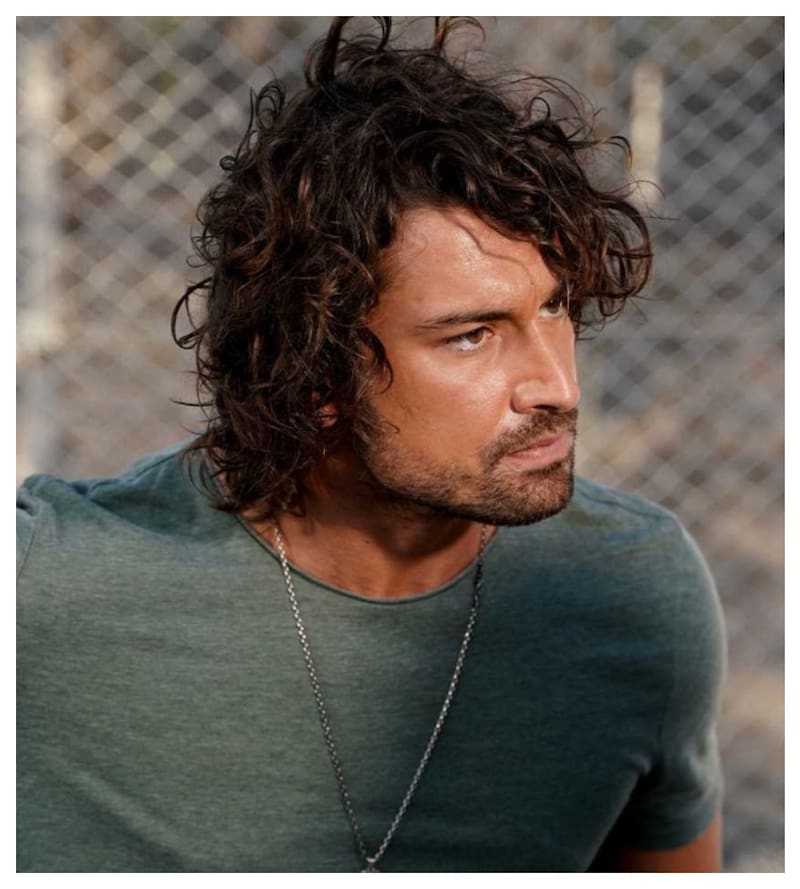 El actor turco Alp Navruz interpreta al protagonista Poyraz.