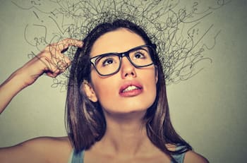 ¿Piensas demasiado sobre lo mismo? Truco BRILLANTE con solo 8 palabras y una respiración profunda para detener una espiral de pensamiento rumiante