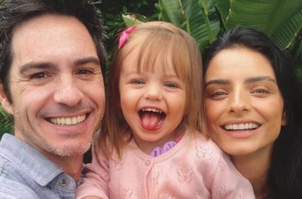 Aislinn Derbez y Mauricio Ochmann se escapan juntos a la playa junto a su hija