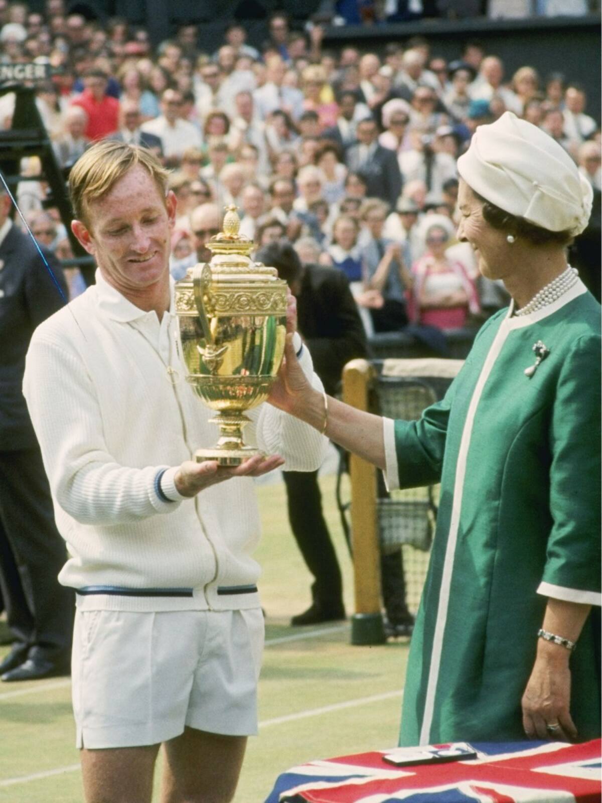 La Reina Isabel II le entrega el trofeo al australiano Rod Laver, dos veces ganador del Grand Slam, en 1962.