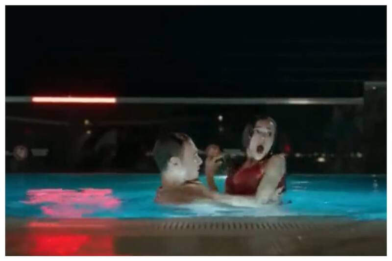 Kerem Bürsin y Hafsanur Sancaktutan tienen varias secuencias de acción en Ya Çok Seversen. Una de las más comentadas es cuando él la saca del fondo de la piscina.