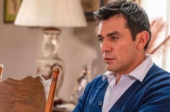 Jorge Salinas es descubierto siendo infiel a Elizabeth Álvarez afuera de su trabajo