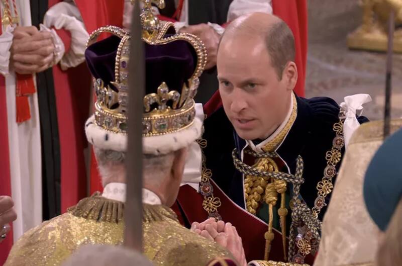 El príncipe William arrodillado ante su padre el rey Carlos fue un emotivo momento de la coronación - Créditos: People