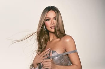 Khloé Kardashian expone a su hija True dando un show musical