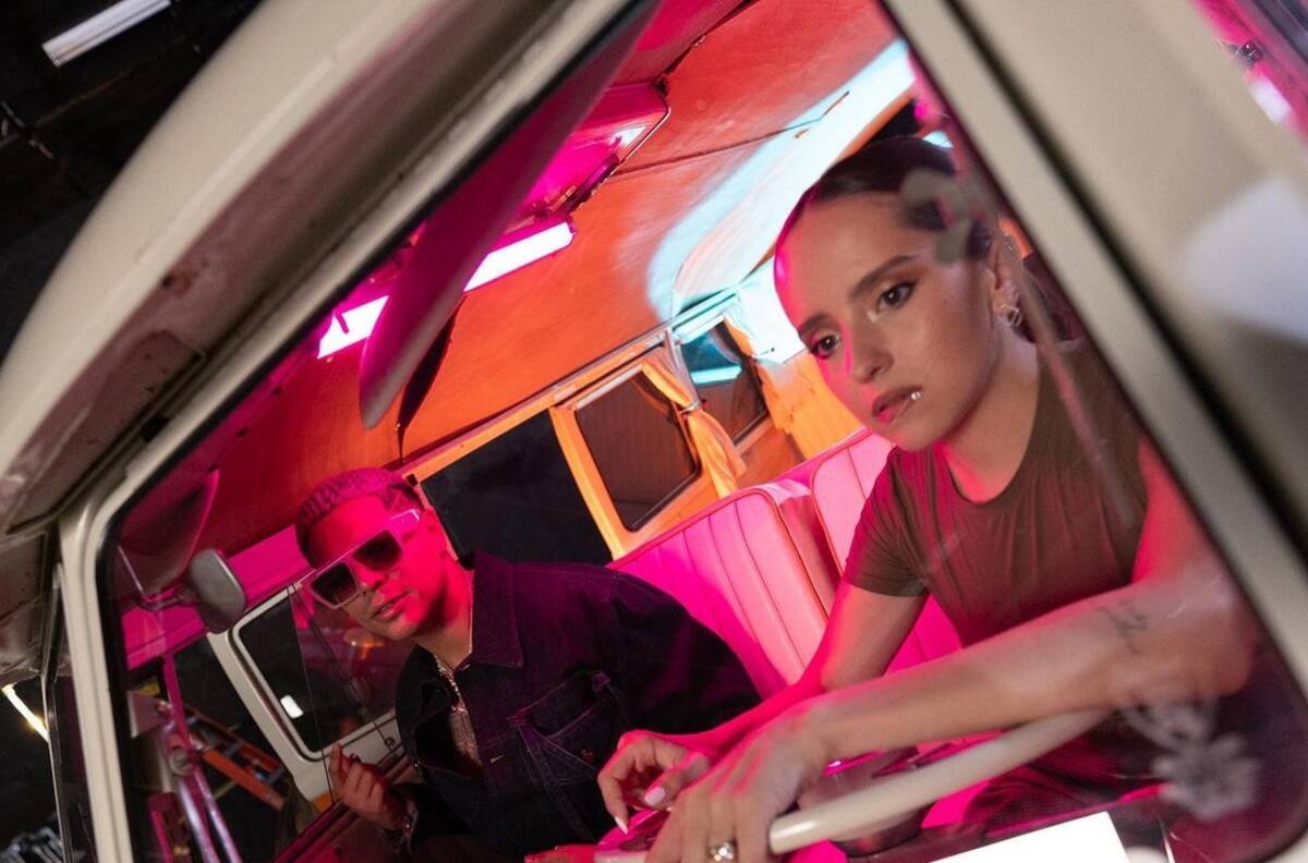 Vocalista de Grupo Firme no se aguanta las ganas y besa a Camilo