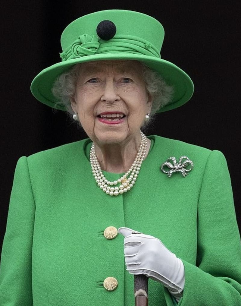 Isabel II hizo un esfuerzo sobrehumano para contener las lágrimas el domingo. - Créditos: Daily Mail