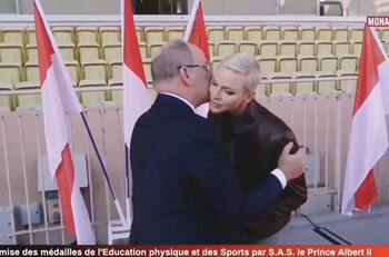 Charlene de Mónaco recibe con un frío beso el premio que le entregó el príncipe Alberto de Mónaco