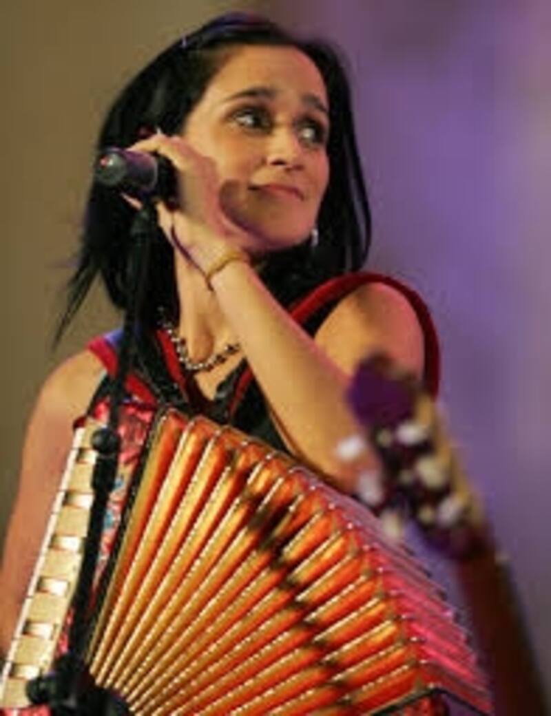 Julieta Venegas actuará con Tainy y Bad Bunny - Créditos: