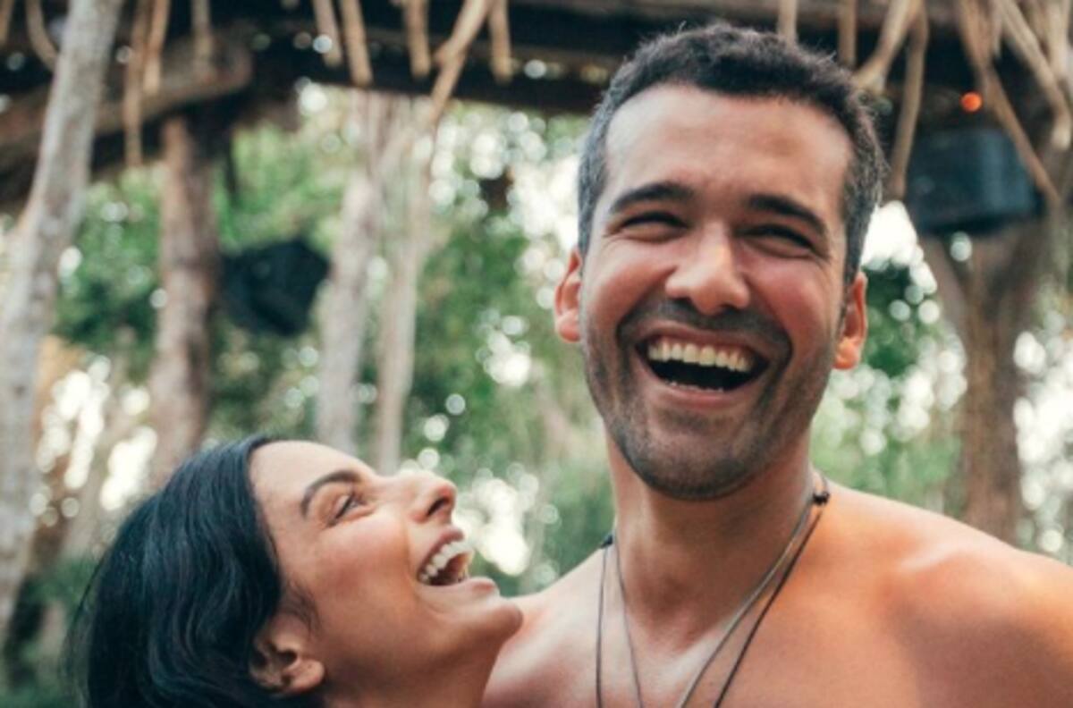 Aislinn Derbez, más enamorada que nunca comparte romántica foto con su novio