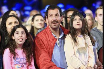 Así lucen actualmente las hijas casi desconocidas de Adam Sandler ¡Parecen modelos!