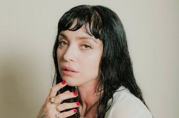 Mon Laferte impacta al confesar que estuvo a punto de quitarse la vida