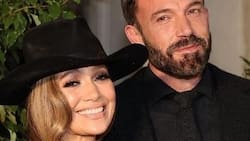 JLo elige un escotado vestido para su primera alfombra roja en compañía de su esposo Ben Affleck