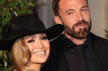 JLo elige un escotado vestido para su primera alfombra roja en compañía de su esposo Ben Affleck