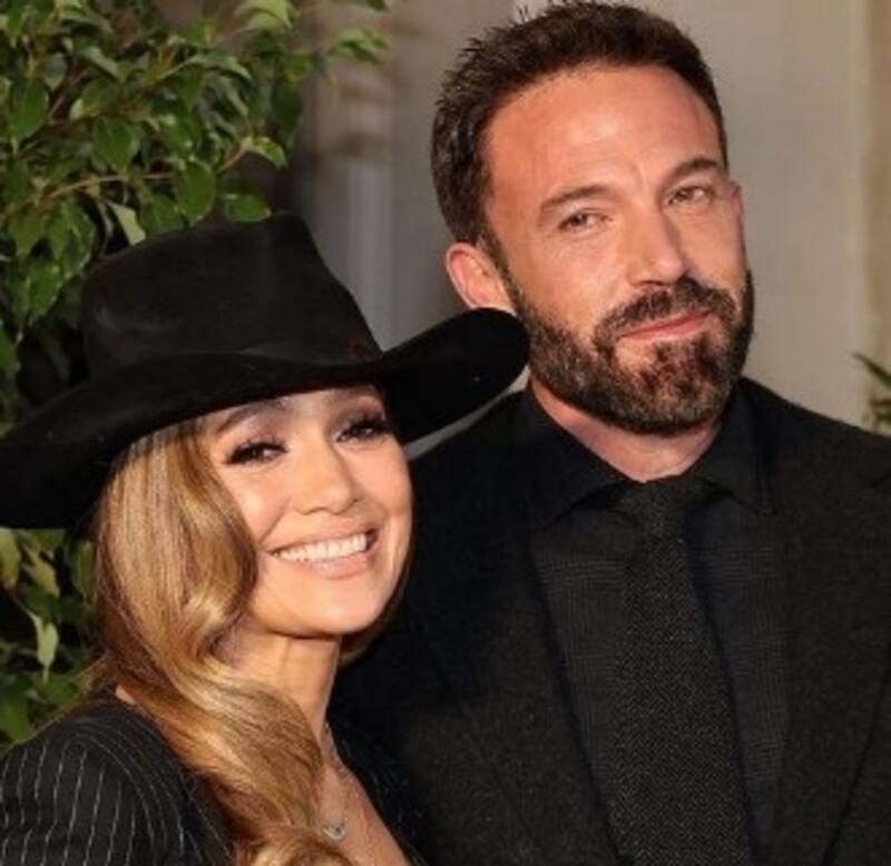 Jennifer Lopez elige un escotado vestido para su primera alfombra roja en compañía de su esposo Ben Affleck La pareja debutó en la exhibiciones masivas - Créditos: Instagram