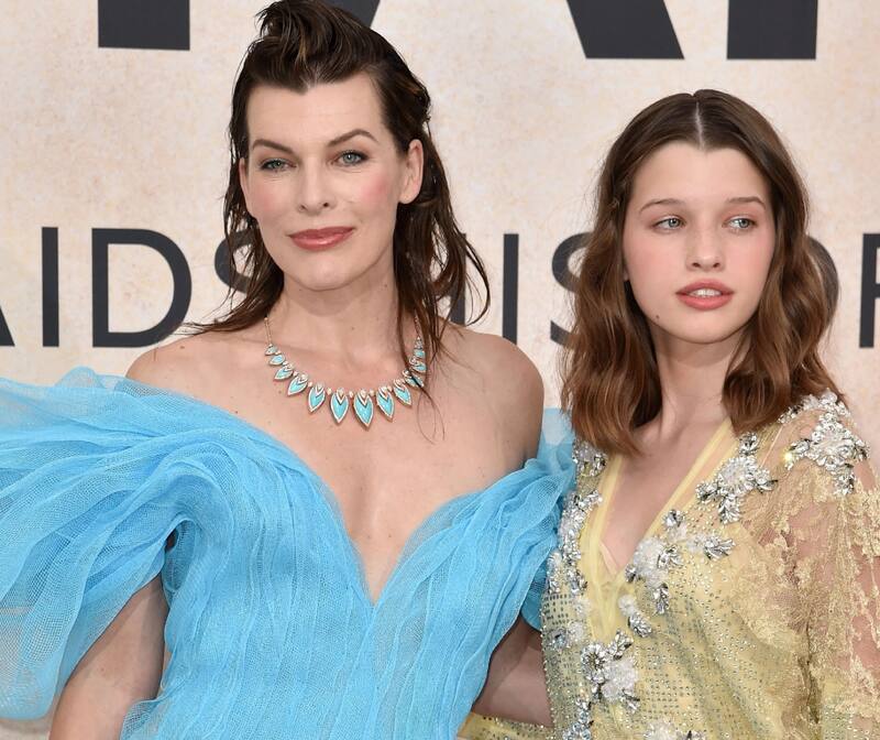 Hija de Milla Jovovich que parece su doble avanza en Hollywood con pasos agigantados - Créditos: Instagram