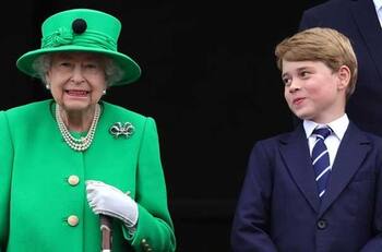 Reina Isabel II tiene peculiar detalle con el príncipe George por su noveno cumpleaños