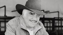 Sacerdote se viste de charro y le canta a Vicente Fernández durante misa