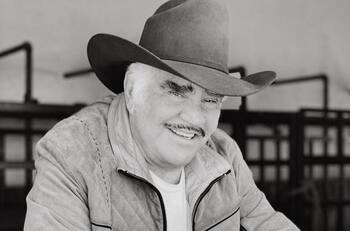 Sacerdote se viste de charro y le canta a Vicente Fernández durante misa