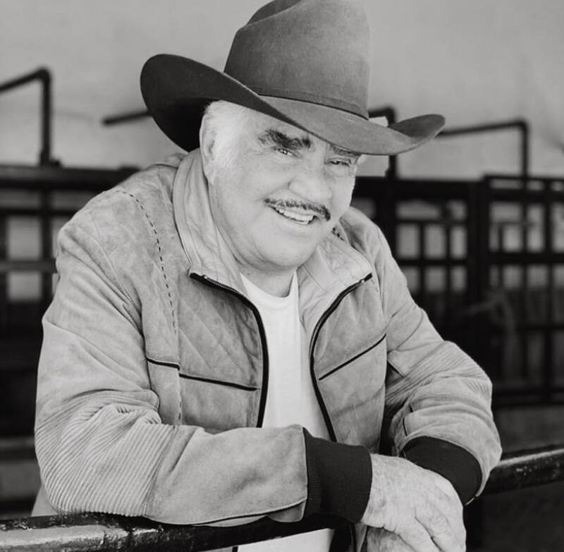 Vicente Fernández El sacerdote Óscar Sánchez Barba, sorprendió a los asistentes durante la misa que se realizó para despedir al cantante - Créditos: Instagram de Vicente Fernández