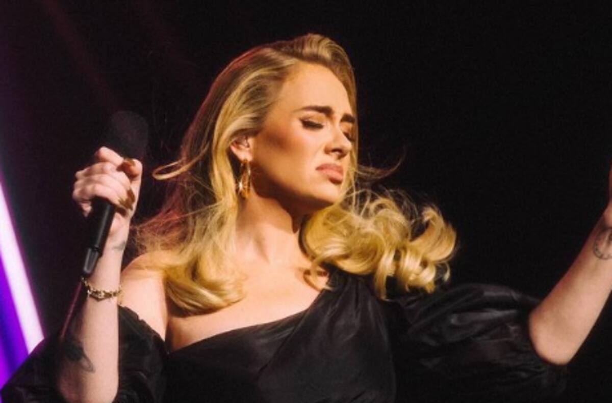 Adele despreció y se burló del obsequio de un seguidor durante su concierto en Las Vegas