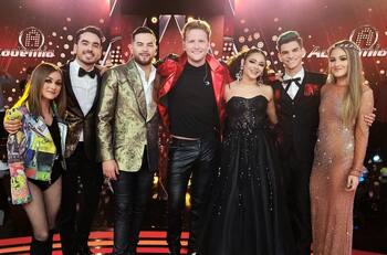 Alexandar Acha hace especial regalo a los académicos y recibe elogios de su padre, Emmanuel