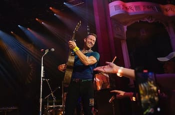 Chris Martin dedica 'My Universe' a Dakota Johnson en concierto de Coldplay