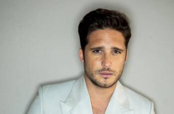 Fans aseguran que Diego Boneta no canta como Luis Miguel y el karaoke lo pone en evidencia