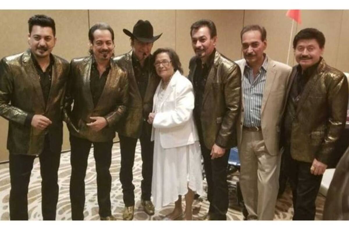 Hermanos de famoso grupo mexicano se enteran de la muerte de su madre en el escenario