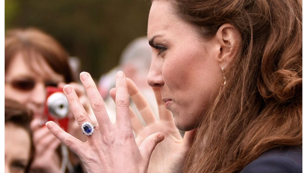Kate Middleton exhibe el anillo de compromiso que heredó de la princesa Diana de Gales.