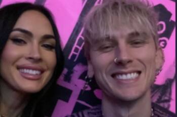 Machine Gun Kelly desfila con un traje rosa en la alfombra de su nueva película "Good Mourning"