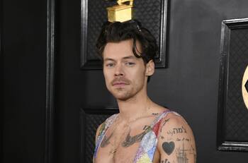 Video muestra momento exacto en que productor "manosea" a Harry Styles en plena alfombra roja