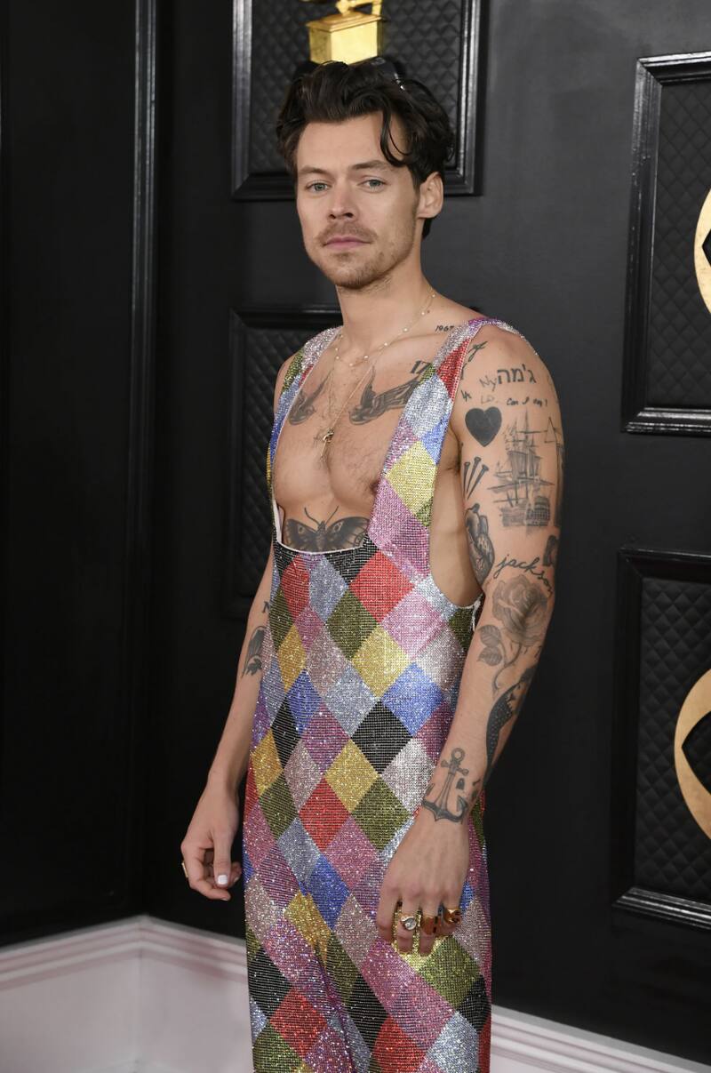 Video muestra momento exacto en que productor "manosea" a Harry Styles en plena alfombra roja - Créditos: Instagram