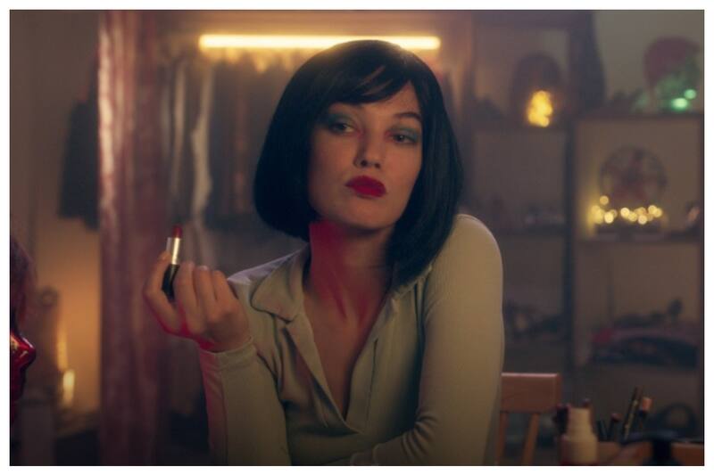 Pinar Deniz interpreta a una renombrada actriz que se dedica a perseguir a los delincuentes. En la foto, una de sus caracterizaciones como justiciera.