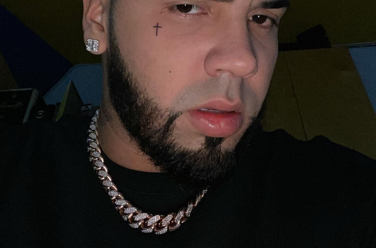 Los descuidos que dejan al descubierto la calvicie de Anuel AA
