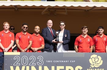 Princesa Charlene y Alberto de Mónaco se lanzan miradas cómplices durante evento deportivo