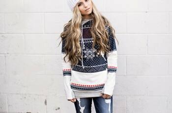 Lleva con estilo los suéteres navideños; mira estas combinaciones