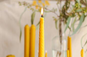 Rituales: qué significan las velas de color amarillo y para qué se usan