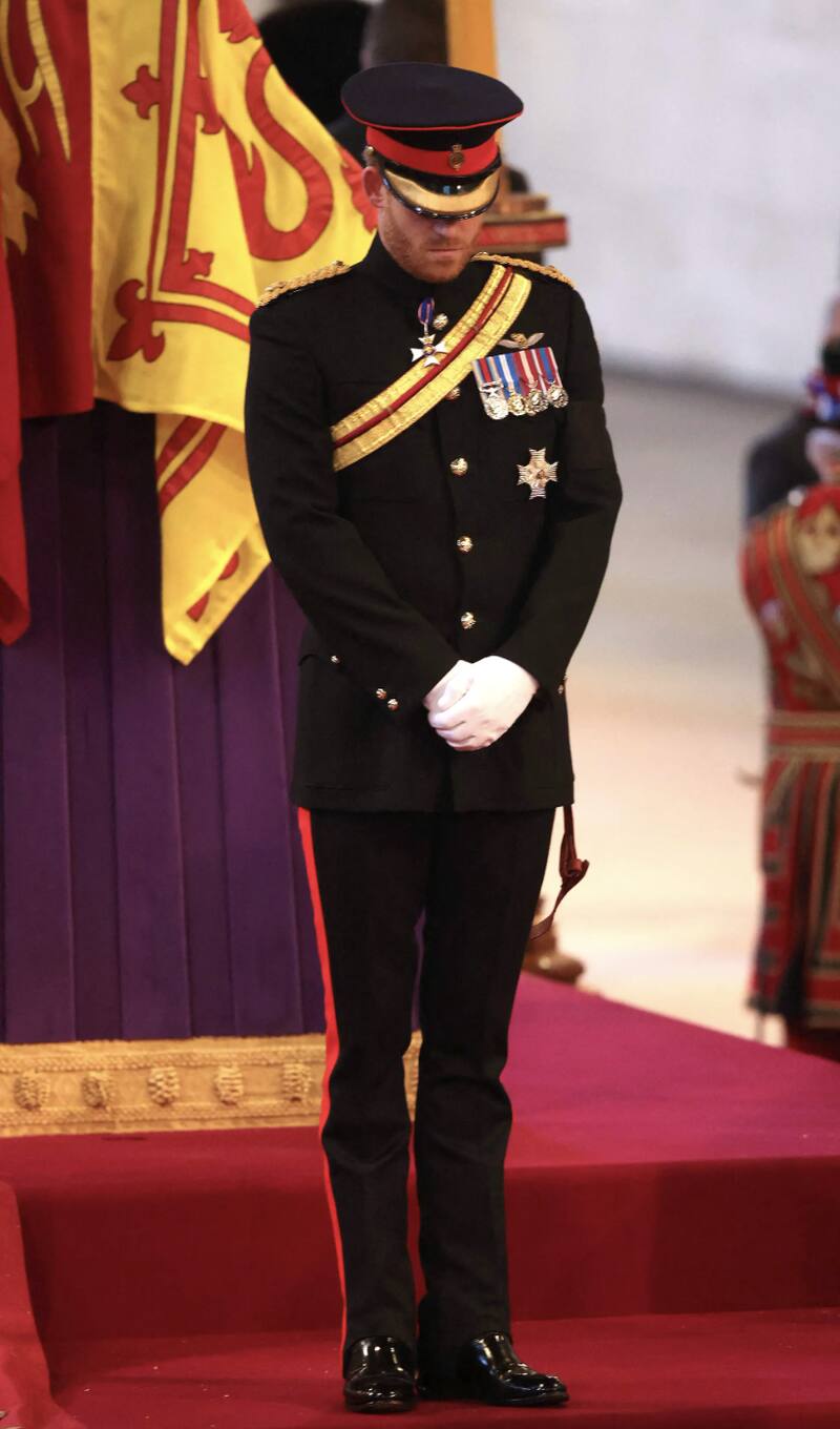 El príncipe Harry sí usó uniforme militar durante la vigilia de la reina Isabel II pese a protocolo - Créditos: Page Six