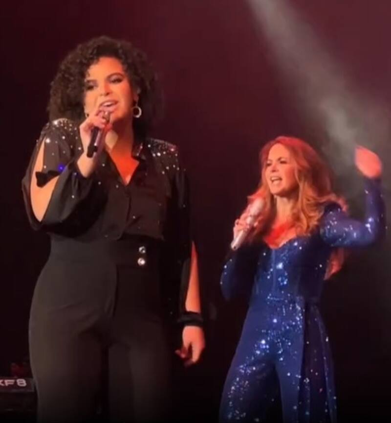 Lucero reacciona con orgullo y ternura al ver a Lucerito cantando un tema de rock en inglés Hija y madre en pleno concierto en Ciudad de México - Créditos: Instagram