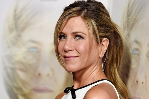 Jennifer Aniston se molesta con Brad Pitt y le exige 100 millones de dólares