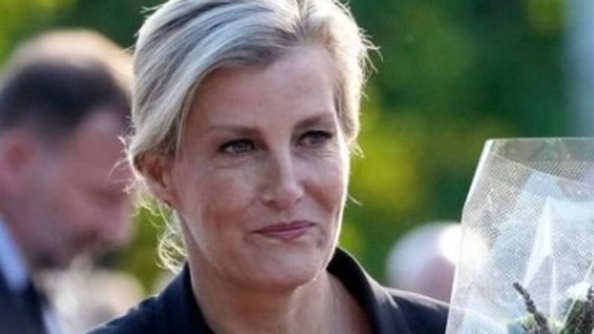 La "hija que adoptó" la reina isabel II no puede contener su dolor en el funeral