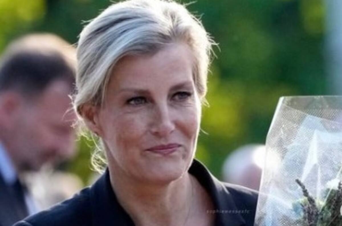 La "hija que adoptó" la reina isabel II no puede contener su dolor en el funeral