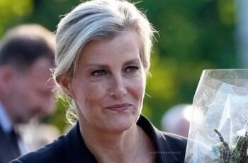 La "hija que adoptó" la reina isabel II no puede contener su dolor en el funeral