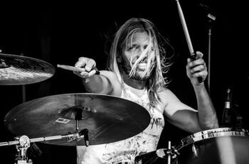 Con más de 100 bateristas, así recuerdan a Taylor Hawkins a un año de su trágica muerte